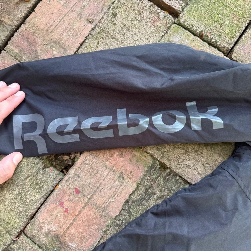 Reebok Mens Black Hooded Windbreaker Jacket Full Zip Logo Sleeve Small NWT
